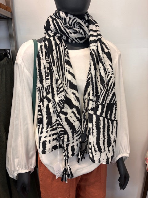 Enhance - Contrast Black/White Scarf