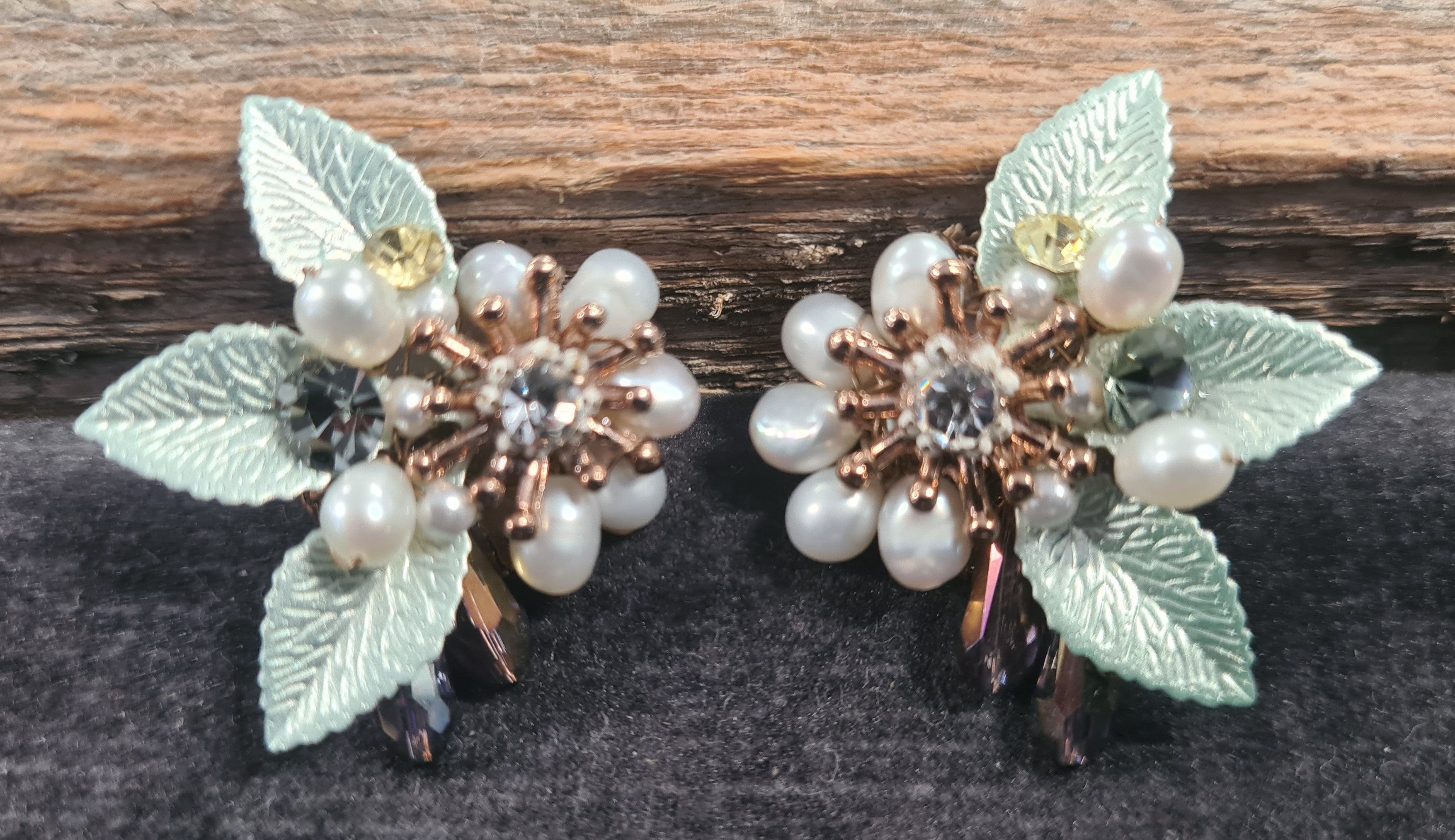 Lilio - Earrings - 5 - Pearl, crystals & leaf clusters