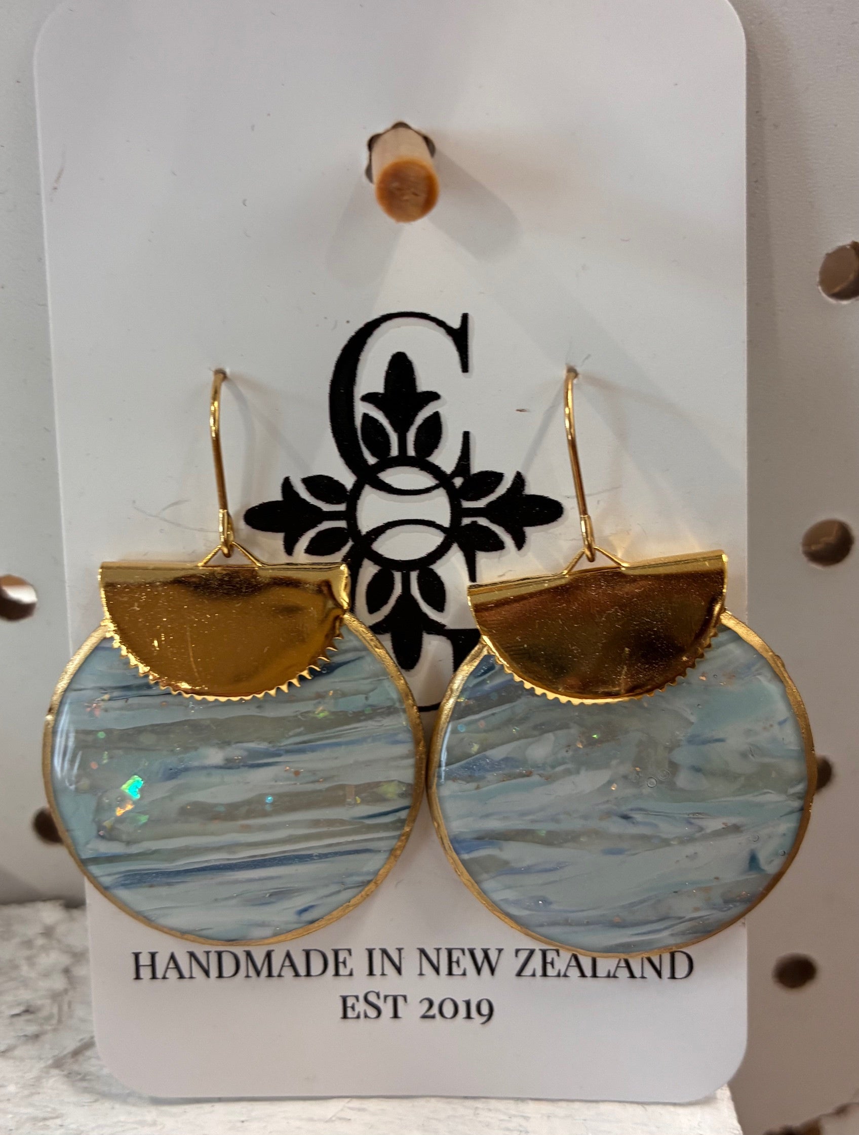Clay Gossip - Earrings - Gold Neptune