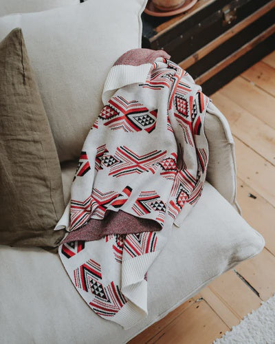 Hawaiiki Pepi - Throw Blanket Niho Paraikete - Red